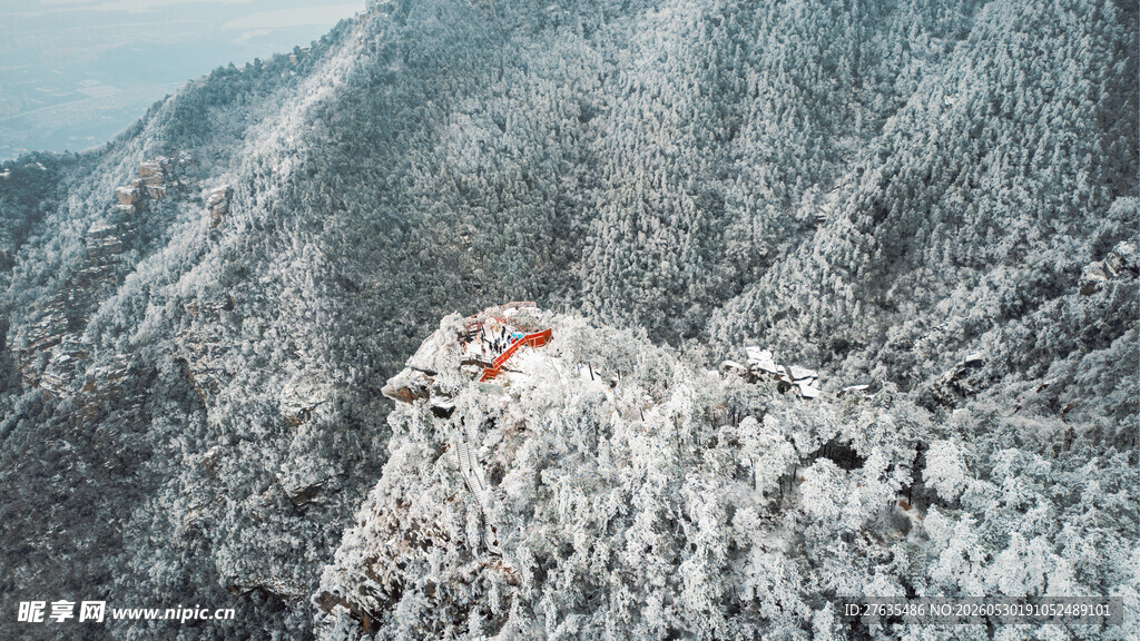 雪覆山峦孤景展壮丽