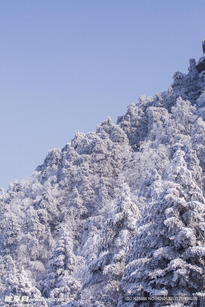 雪覆山峦美景