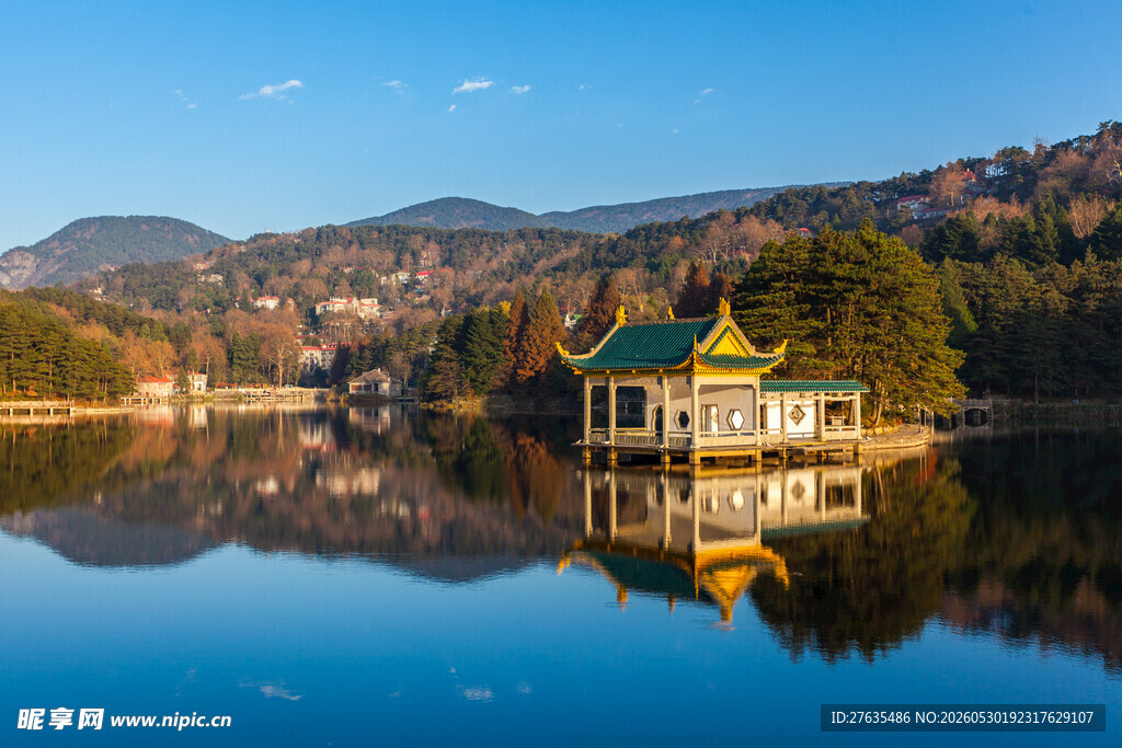 湖畔古亭映山水美景