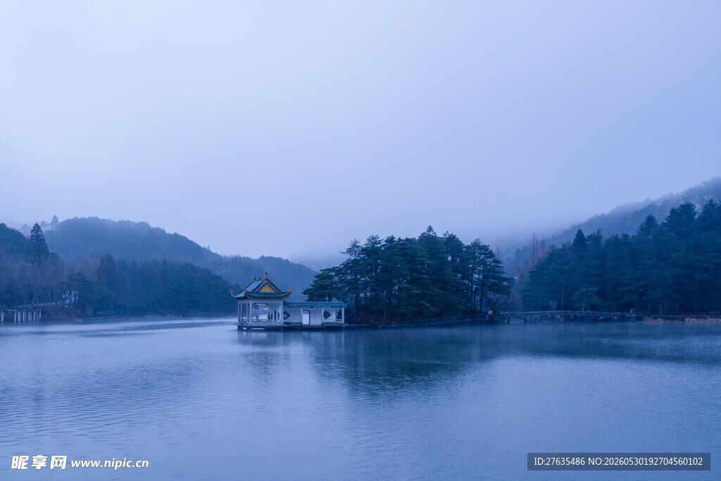 宁静湖景中的湖心小筑