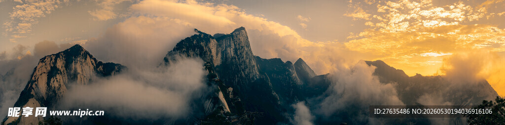 壮丽云海中的巍峨山峰