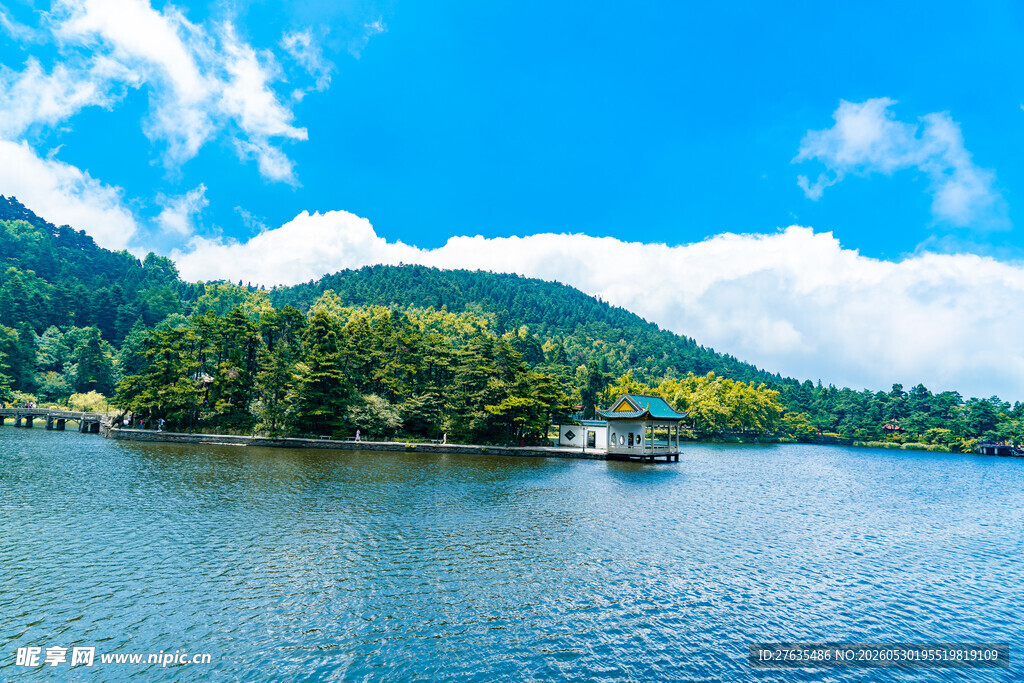 湖畔美景小船静泊青山间