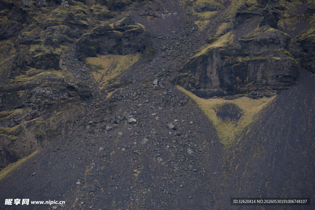 火山地貌中的崎岖岩石路