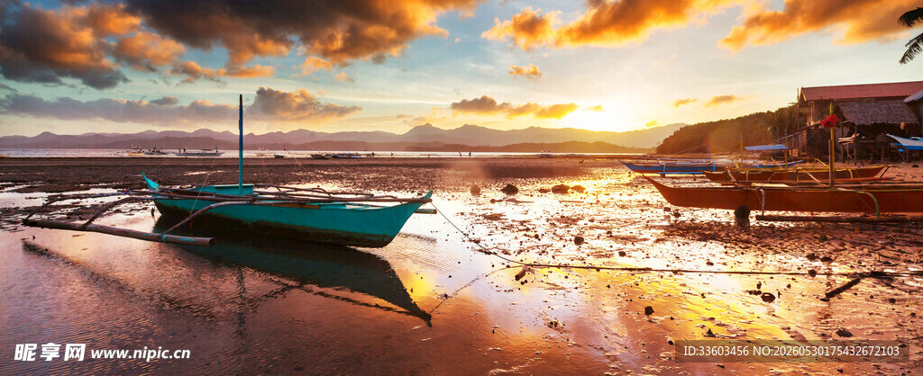 夕阳下的海边小船美景