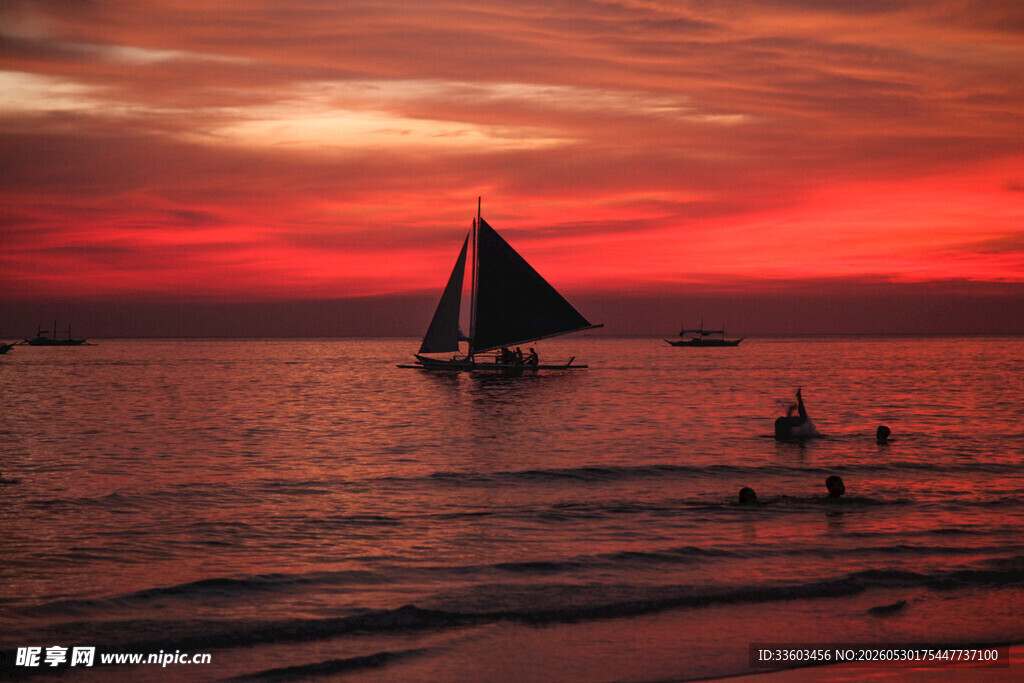 夕阳下的海上帆船美景