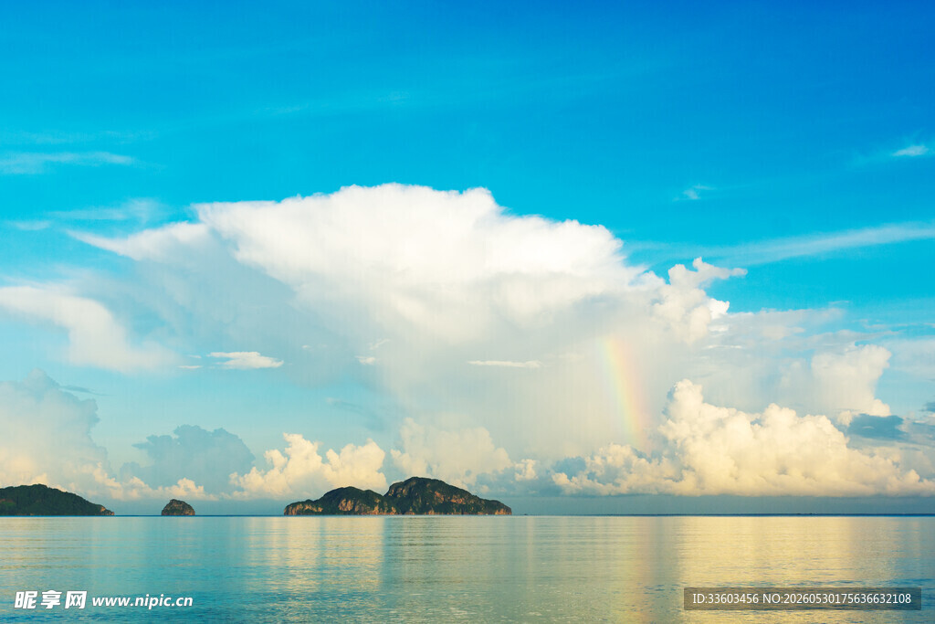 海上晴天美景云朵与岛屿