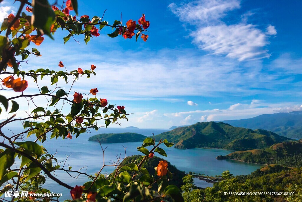湖畔美景繁花与青山蓝天