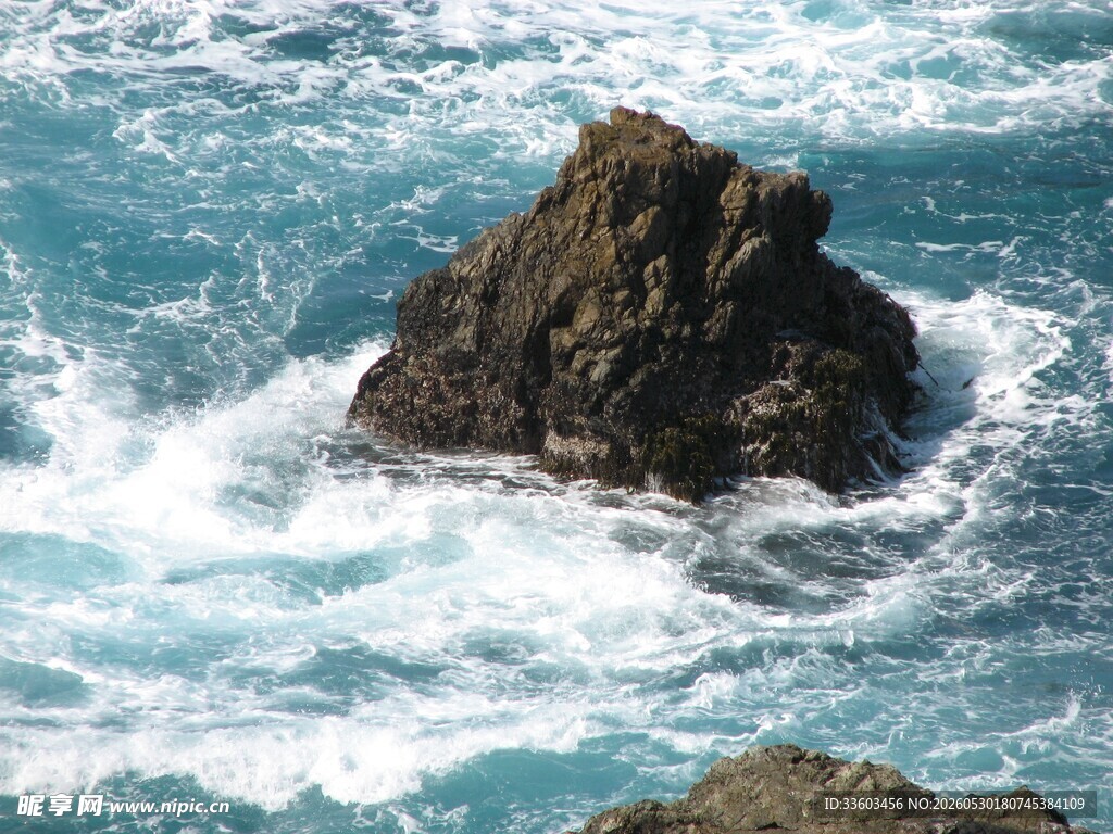 海浪拍击海中礁石