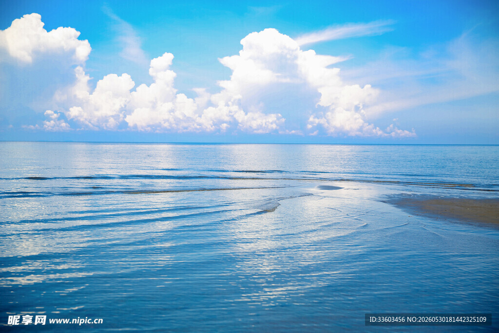 碧海蓝天的宁静海滨风光