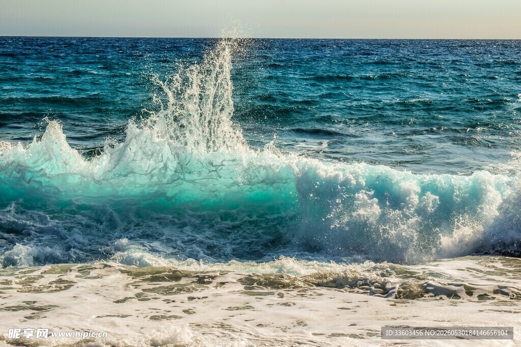 海浪翻涌的美丽海滨景象