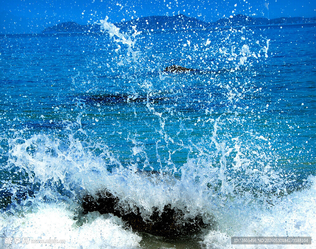 海浪拍岸蓝色海洋美景