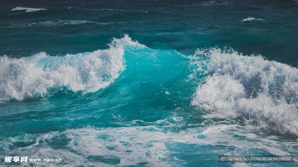 蓝色海浪翻涌的壮阔景象