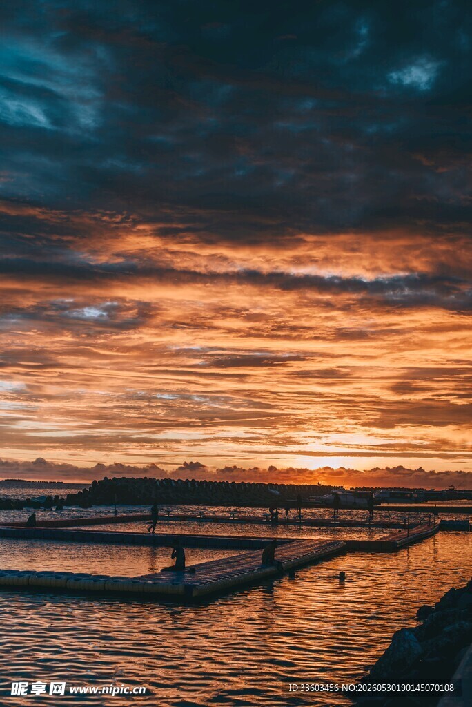 夕阳下的河畔码头美景