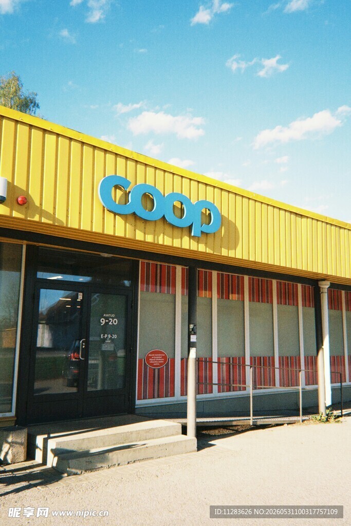 黄色商店外观