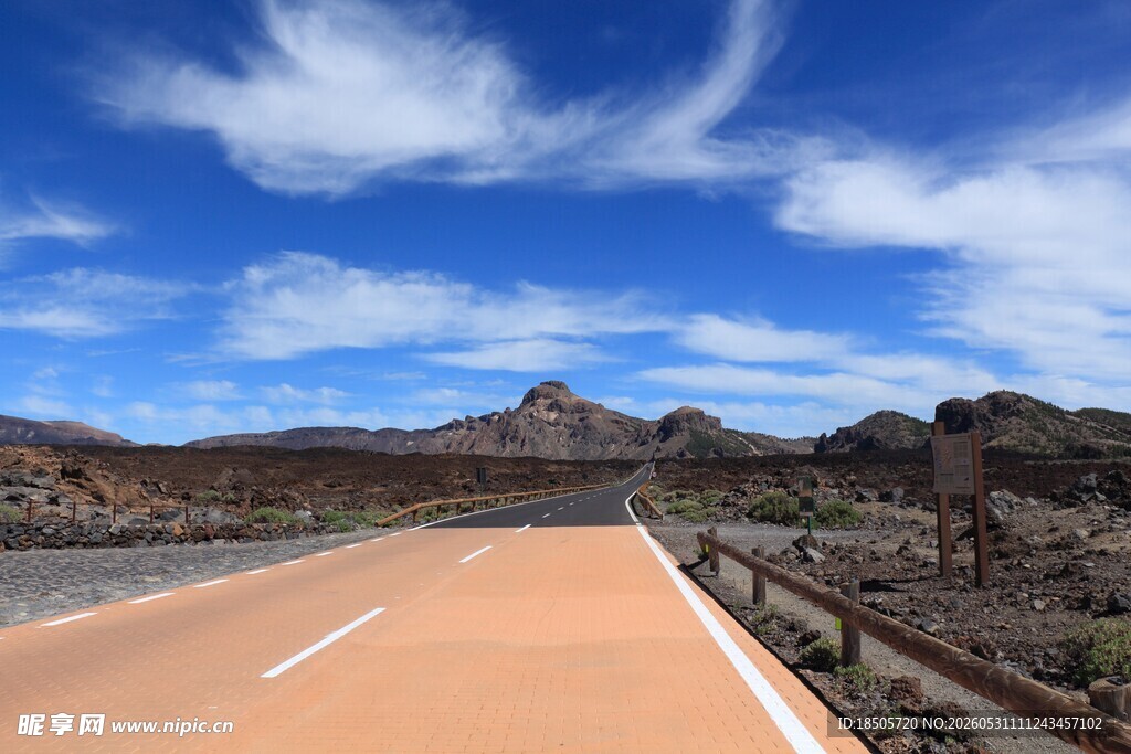 空旷公路旁的壮丽山景