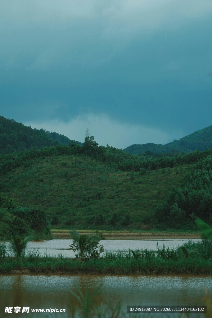 山间湖泊景色自然风景风光