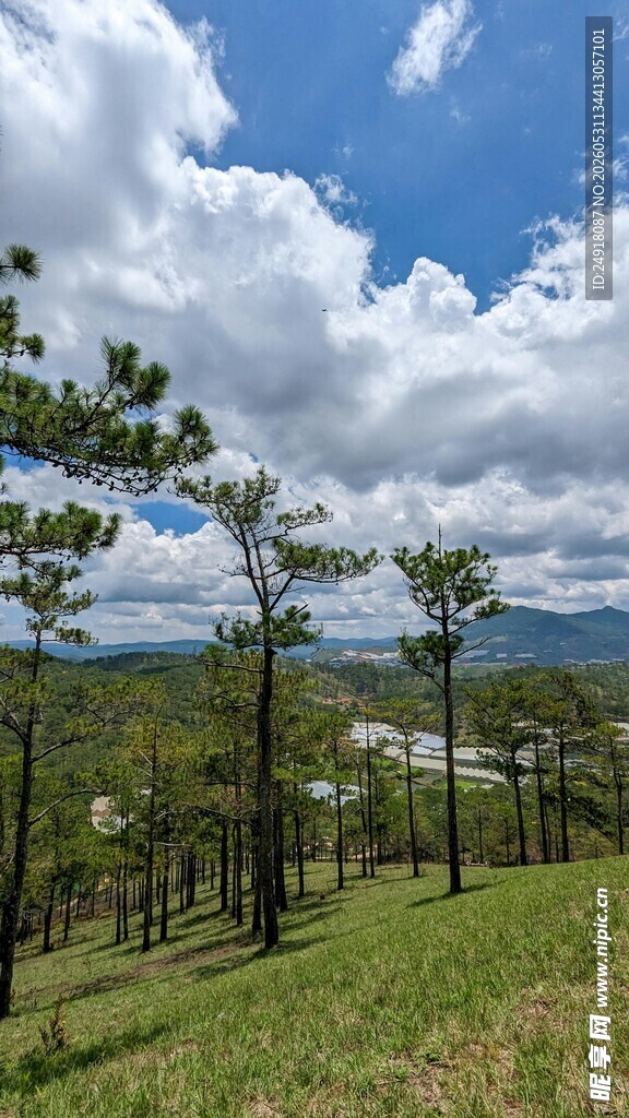 山间草地蓝天白云自然风光风景
