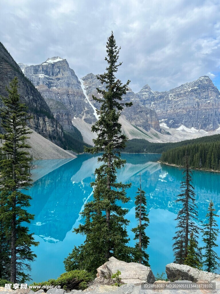 梦幻蓝湖葱郁山林自然风景风光