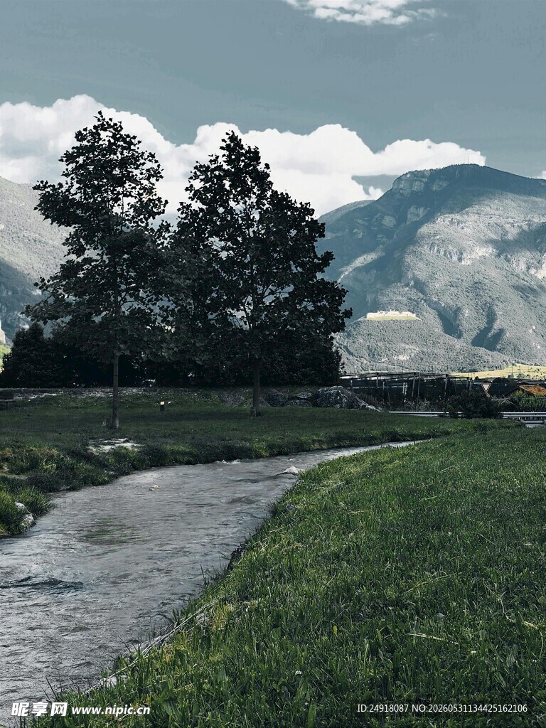 山间小径葱郁景致自然风景风光