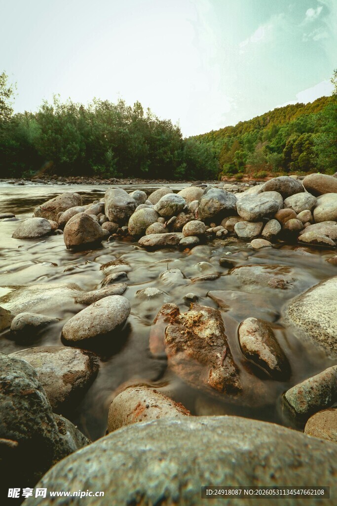 山间溪流嶙峋怪石自然风景风光