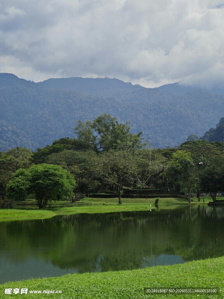 湖畔青山绿树美景自然风景风光