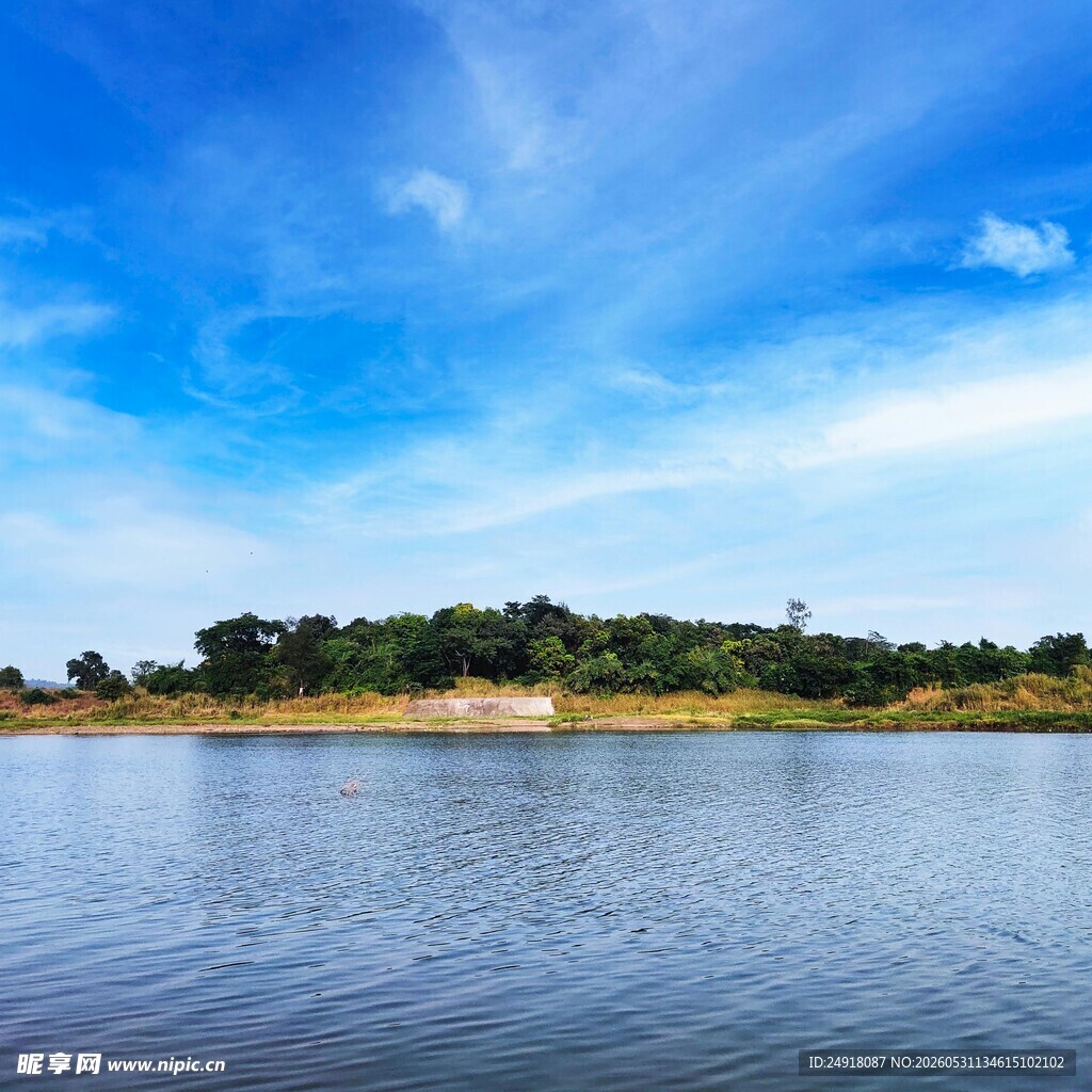 湖畔蓝天绿树美丽风光自然风景