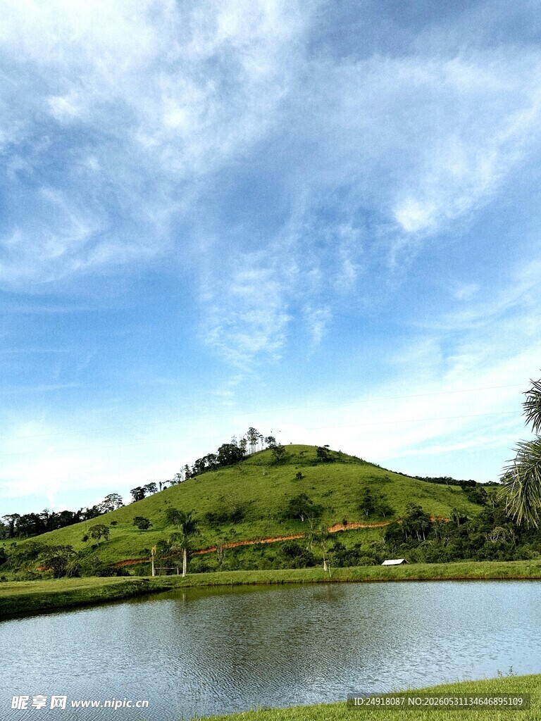 湖畔青山蓝天美景自然风光风景