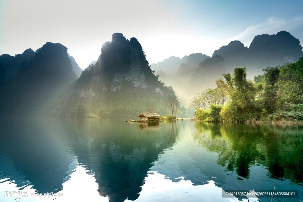 山水倒影静谧美景自然风光风景