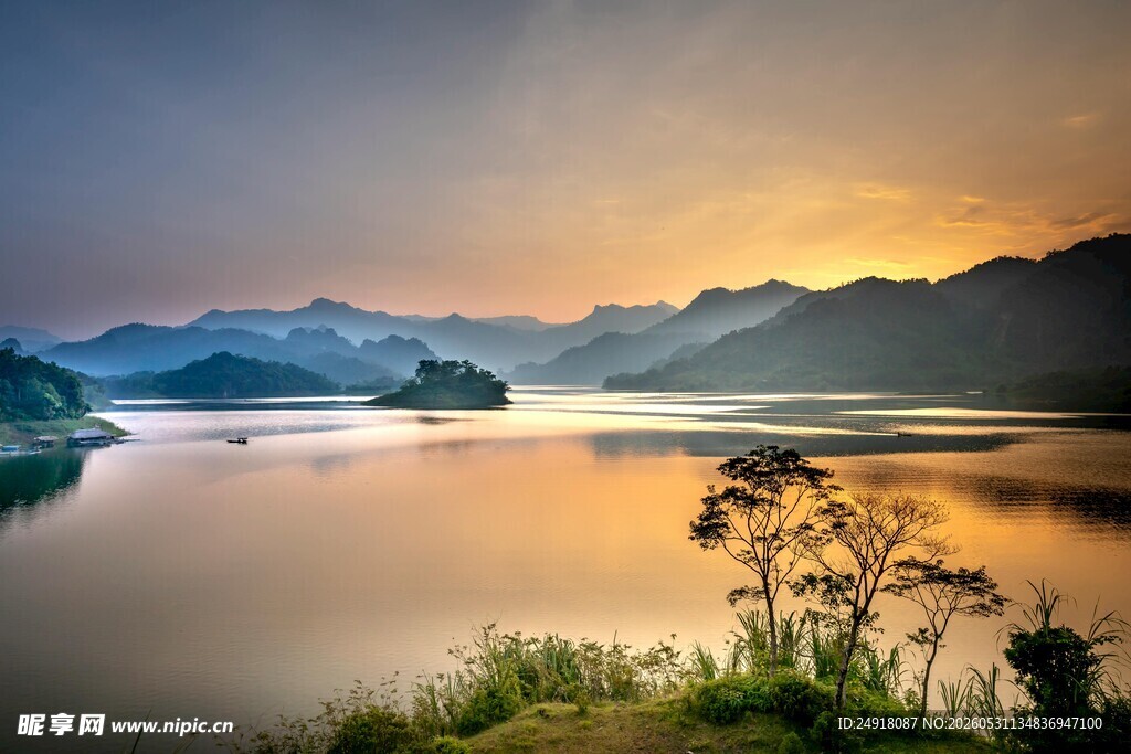 湖畔黄昏美景如画自然风光风景