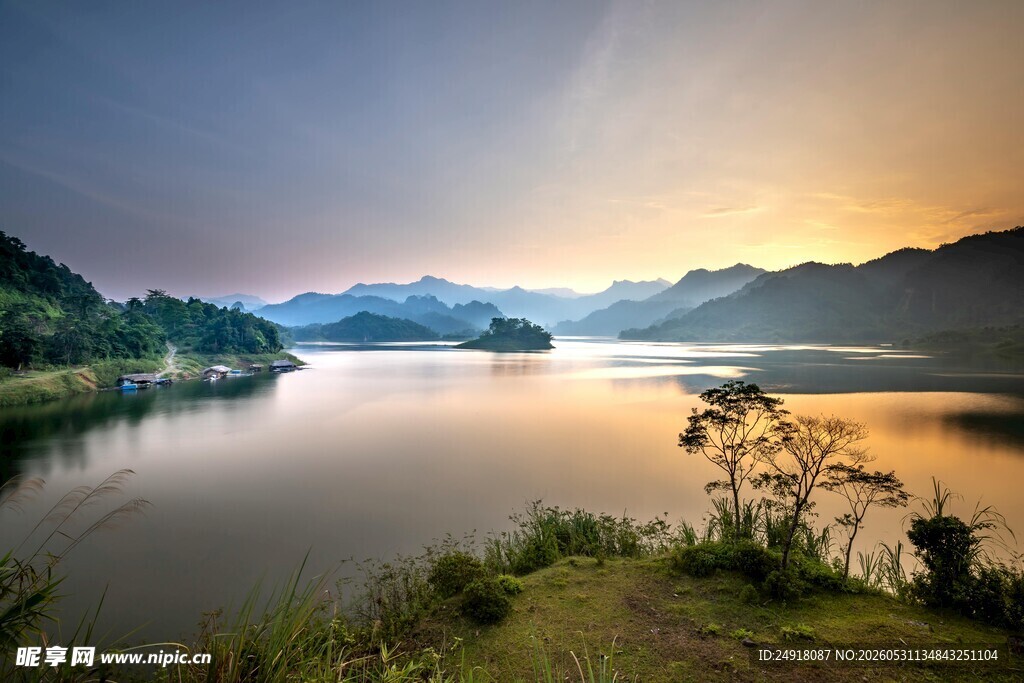 湖畔黄昏美景自然风光风景