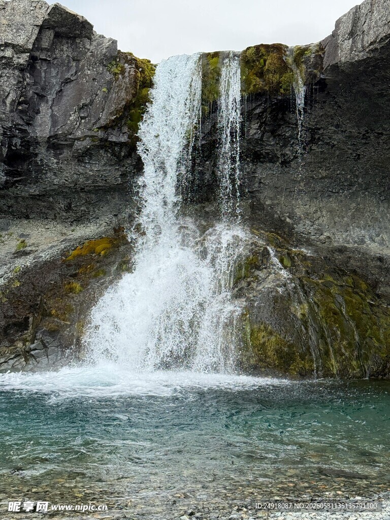 山间瀑布清澈潭水自然风景风光