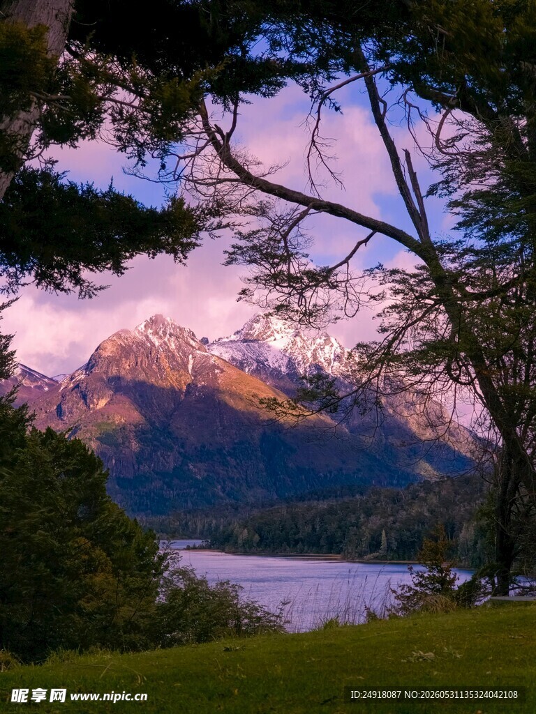 湖畔山林绝美暮色自然风景风光