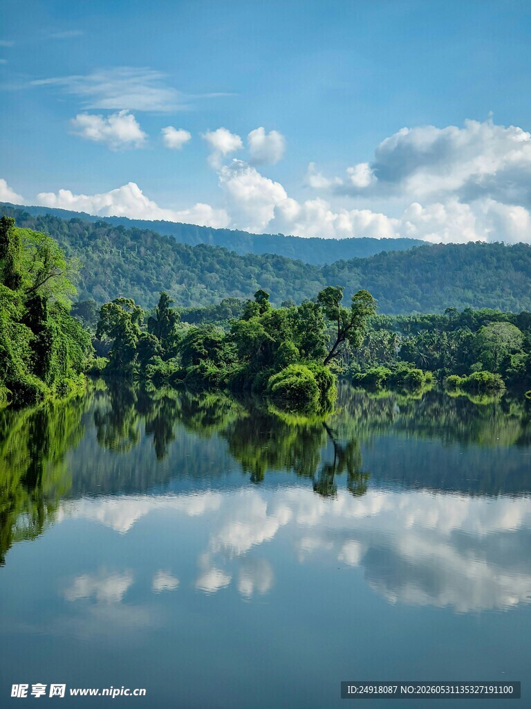 宁静湖景青山绿树倒影自然风景