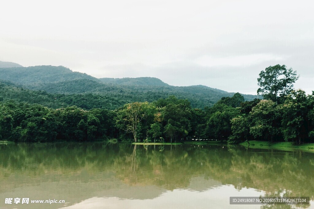 宁静山水间湖泊自然风景风光