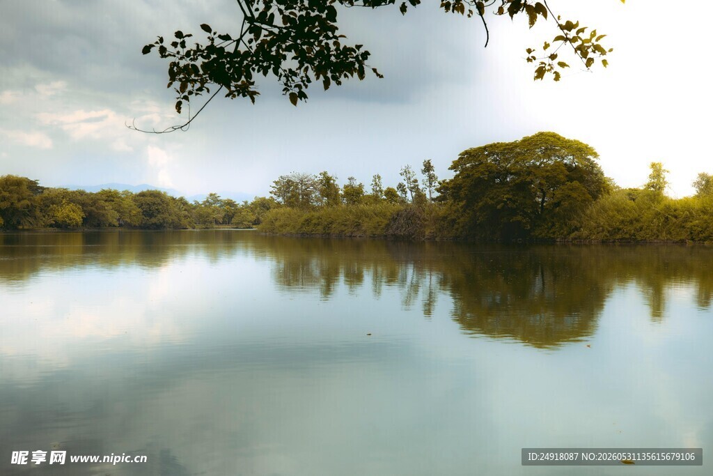 湖畔美自然风光风景