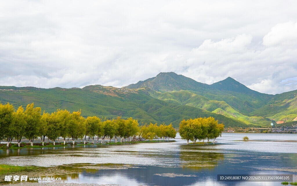 湖畔青山绿树自然风光风景