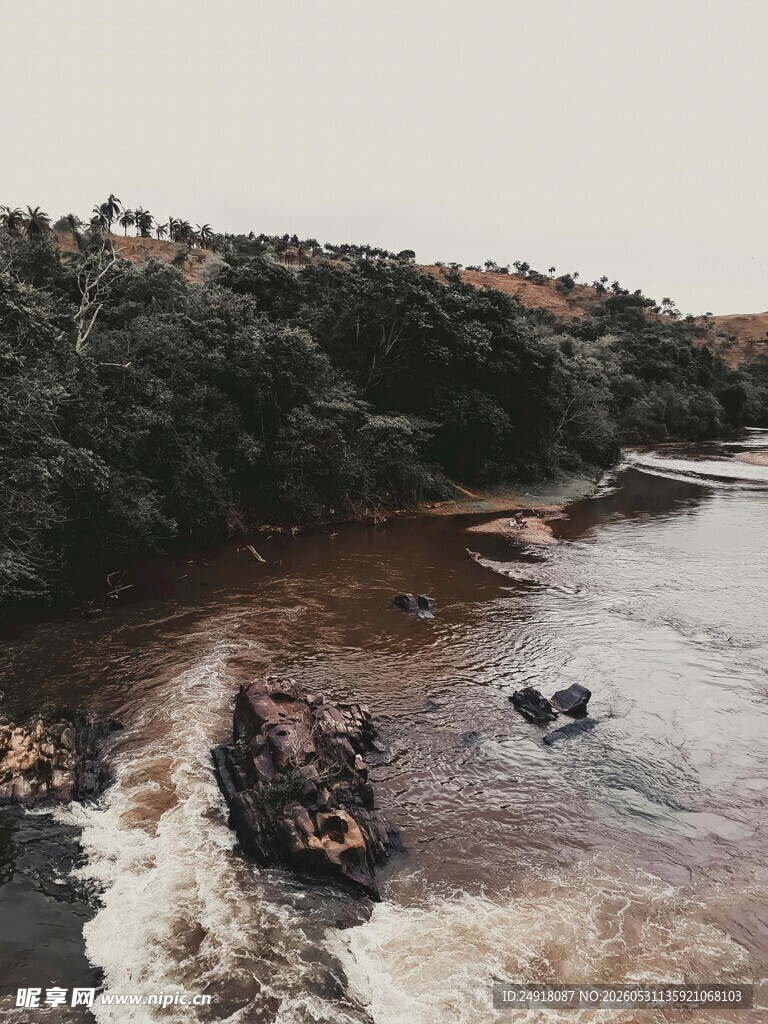 河流船只岸边景色自然风光风景
