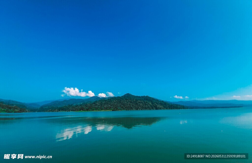 宁静湖景蓝天倒影自然风景风光