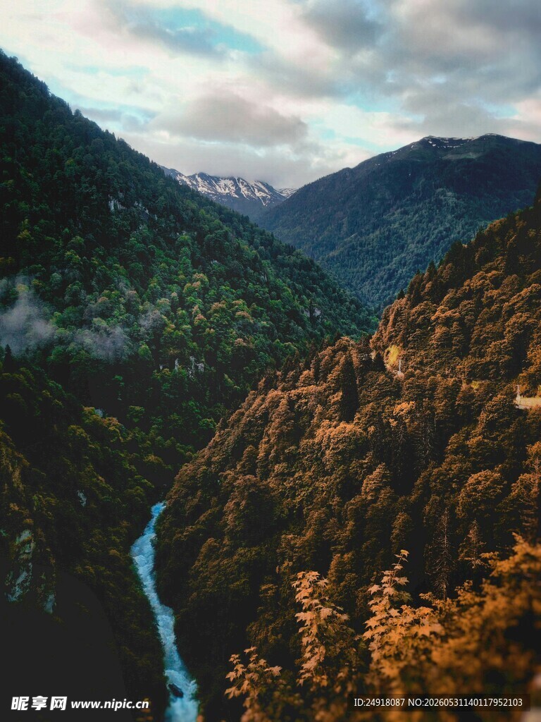 山间河谷壮丽秋日风光