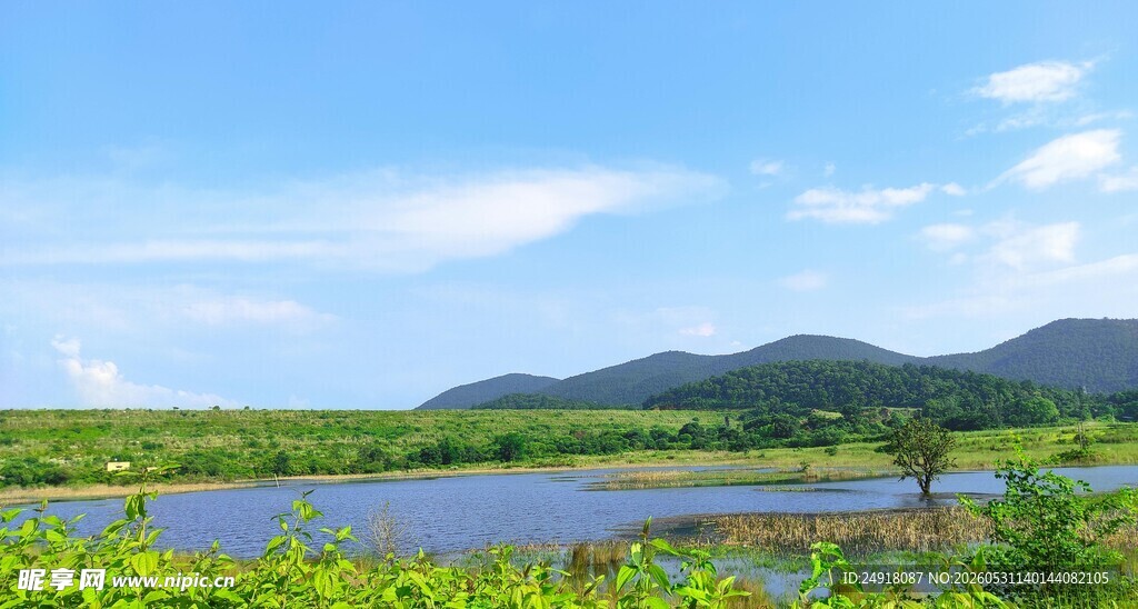 湖畔绿野远山蓝天美景
