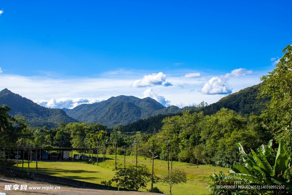 山间绿野美景草天草地白云