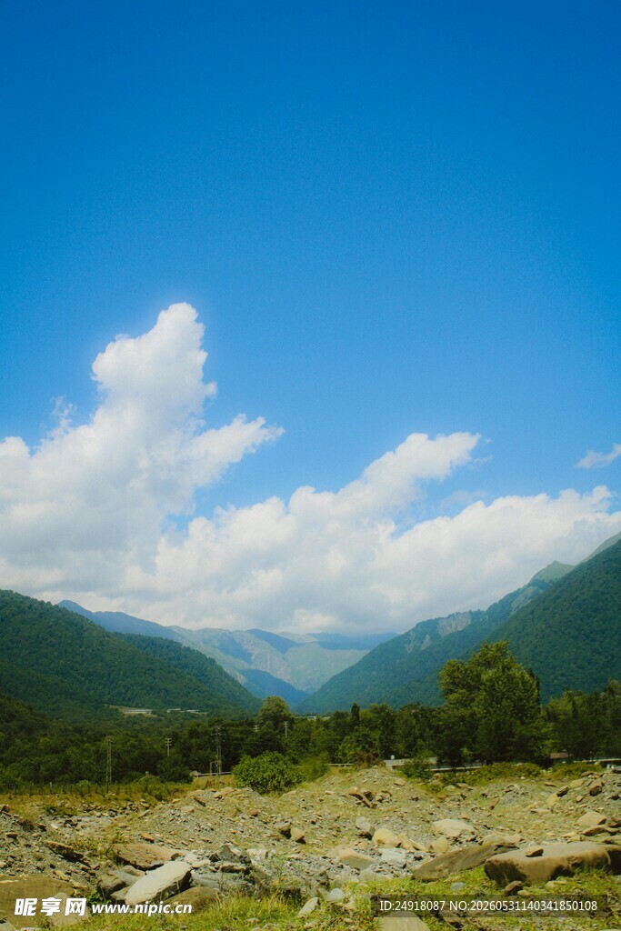 蓝天白云下的山间美景