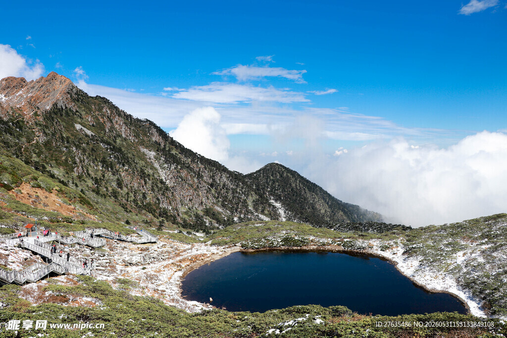高山湖畔美景