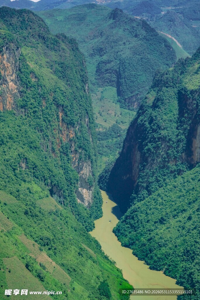 峡谷间蜿蜒的碧绿河流