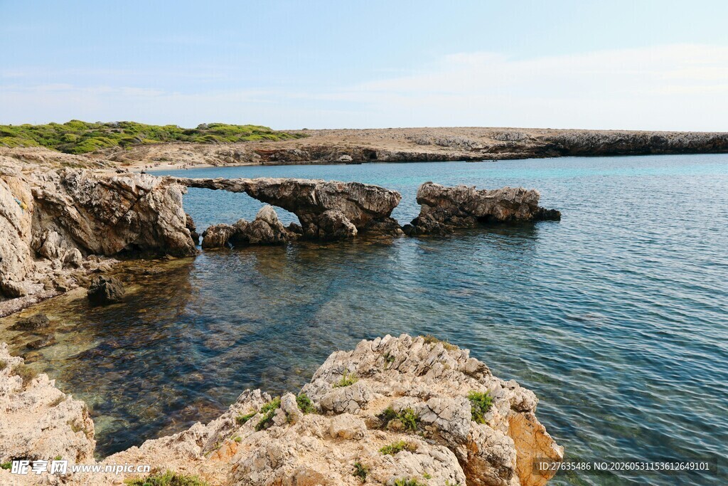 海岸边的嶙峋岩石与海水