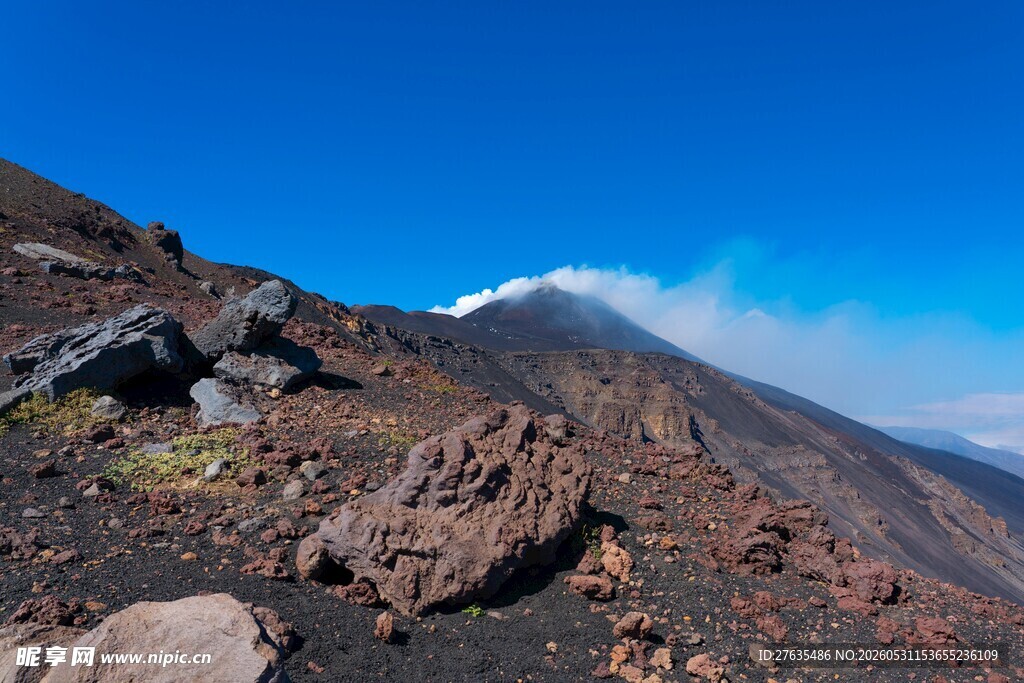 火山山坡壮丽自然景观