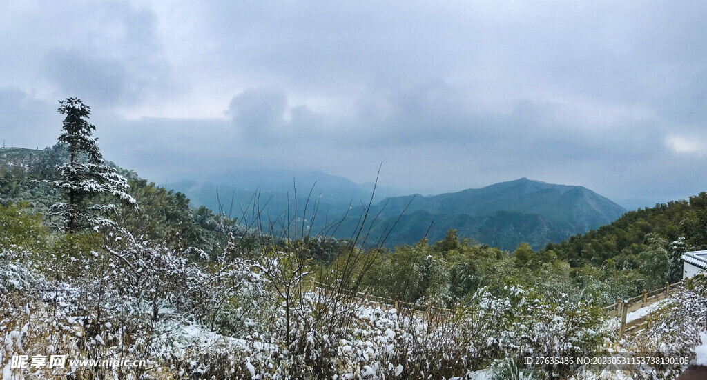 雪覆山峦的壮美自然景观
