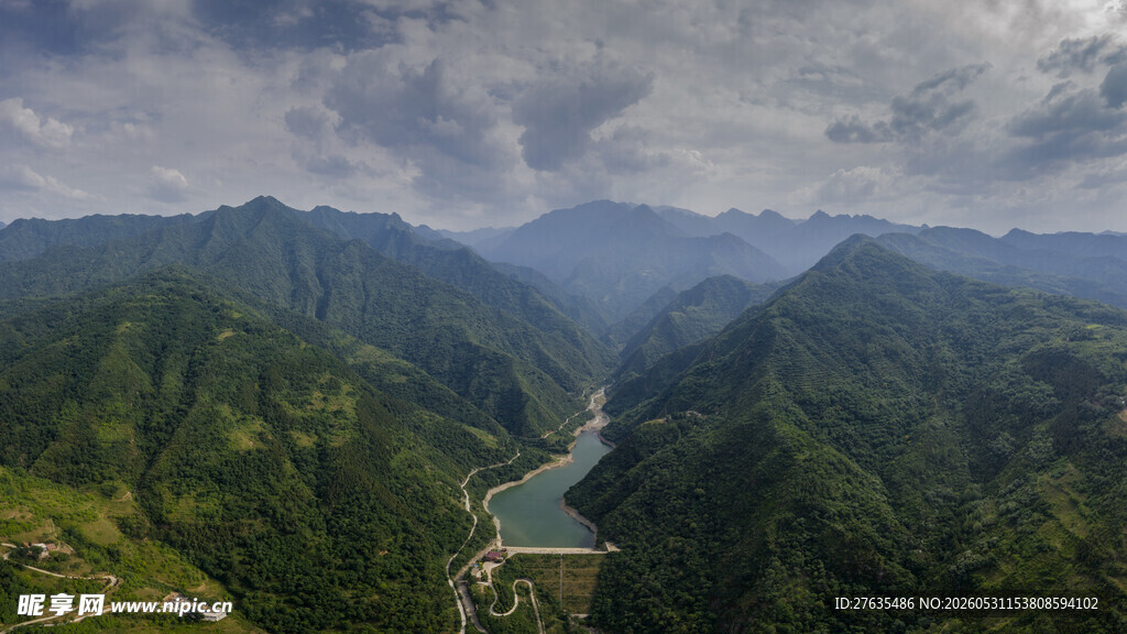 山间河谷壮丽自然景观