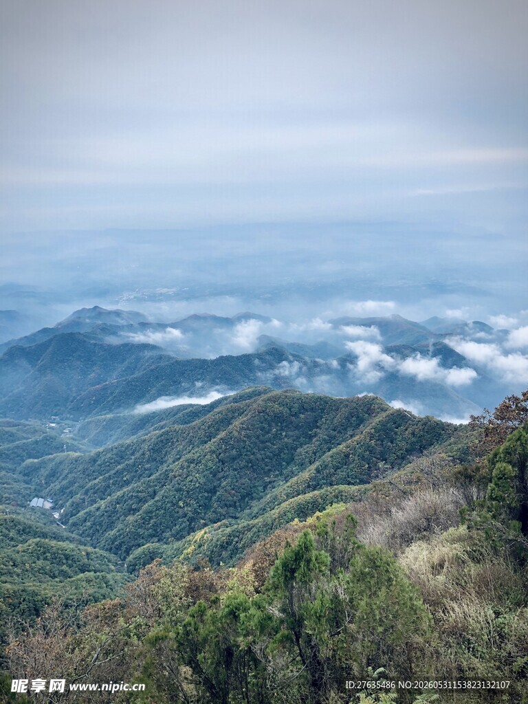 山峦云海间的秀丽风光