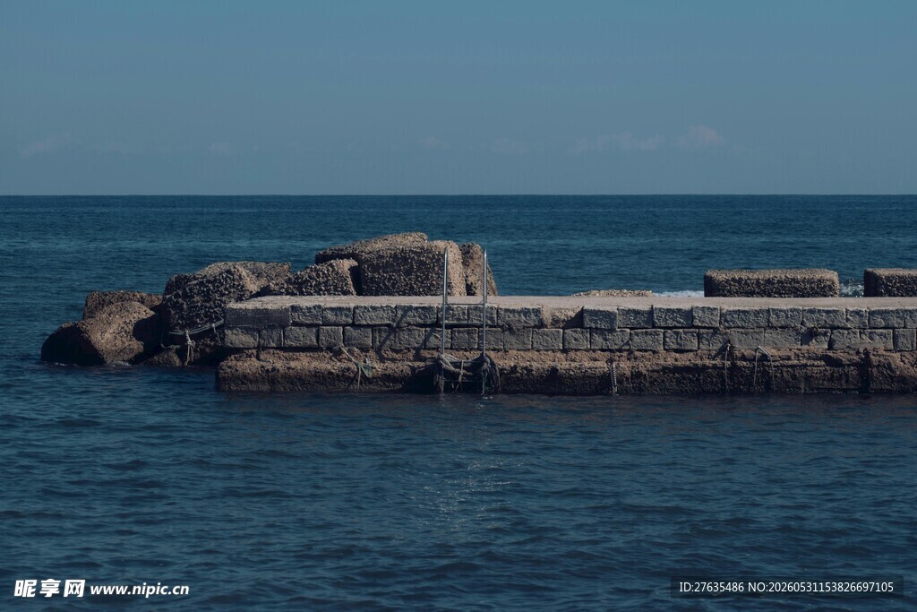 海上石砌防波堤景观